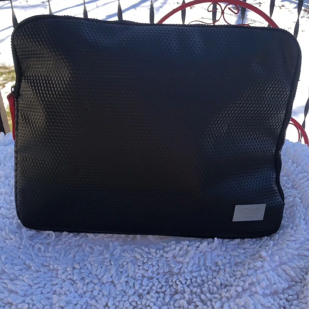 🚨B2G1 HUGO BOSS Black Textured Laptop Case